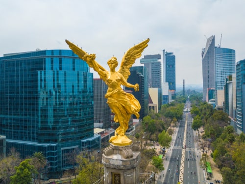 Frontal aerial view of the statue of the angel of independence on Reforma Avenue.