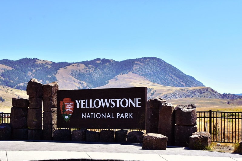 Yellowstone National Park facts and history.
